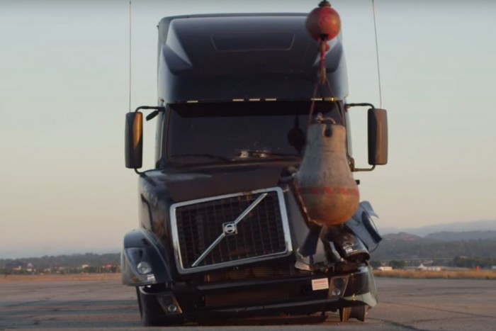 Amikor egy kamion és a 2 tonnás betongolyó találkozik