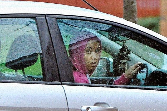 Ollóval, autóval támadt férje szeretőjére