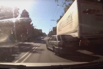 Olyat előzött a Lada, hogy a villanyoszlop is elhajlott