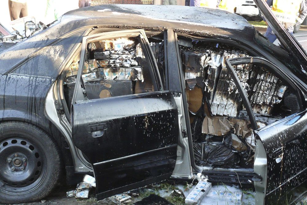 A NAV munkatársai mentették ki a sérült, kigyulladó autóból a menekülő cigicsempészt. Tizenötezer doboz cigaretta volt a Nyírmeggyesen karambolozó autóban.