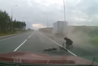 Hajszálon múlt a bringás halála