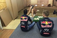 F1: Félmeztelen férfiakhoz mentek a Red Bull pilótái 6