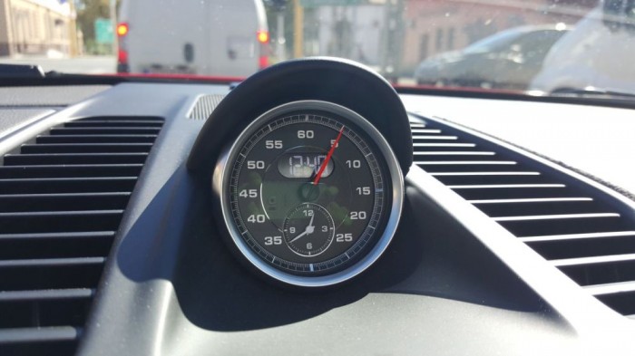 Kötelező óra a fedélzeten, ami stopperként is funkcionál.