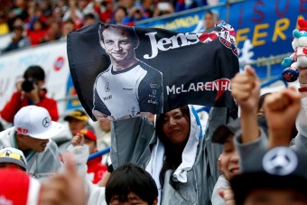 F1: Button ködösít a visszavonulásról