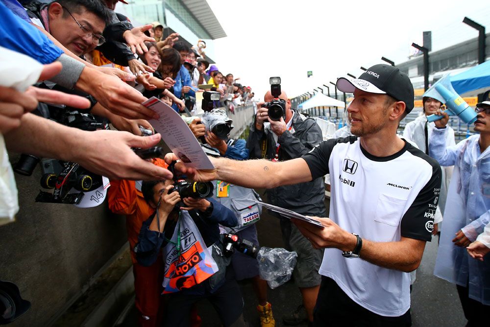 F1: Button ködösít a visszavonulásról 16