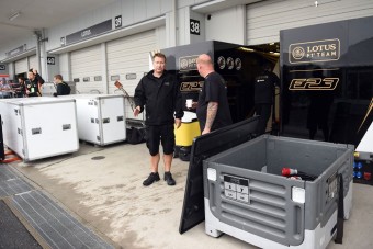 F1: Kölcsöntargonca, pizza ebédre - bajban a Lotus