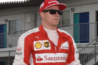 Meg kell zabálni: Ferrari-overallban a kis Räikkönen