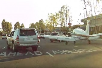 Így kell letenni egy repülőt a főútra, az autósok közé