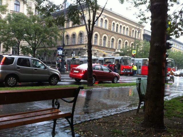 Trolibusz ütközött kisteherautóval Budapest hatodik kerületében, az Andrássy út és az Izabella utca kereszteződésében.