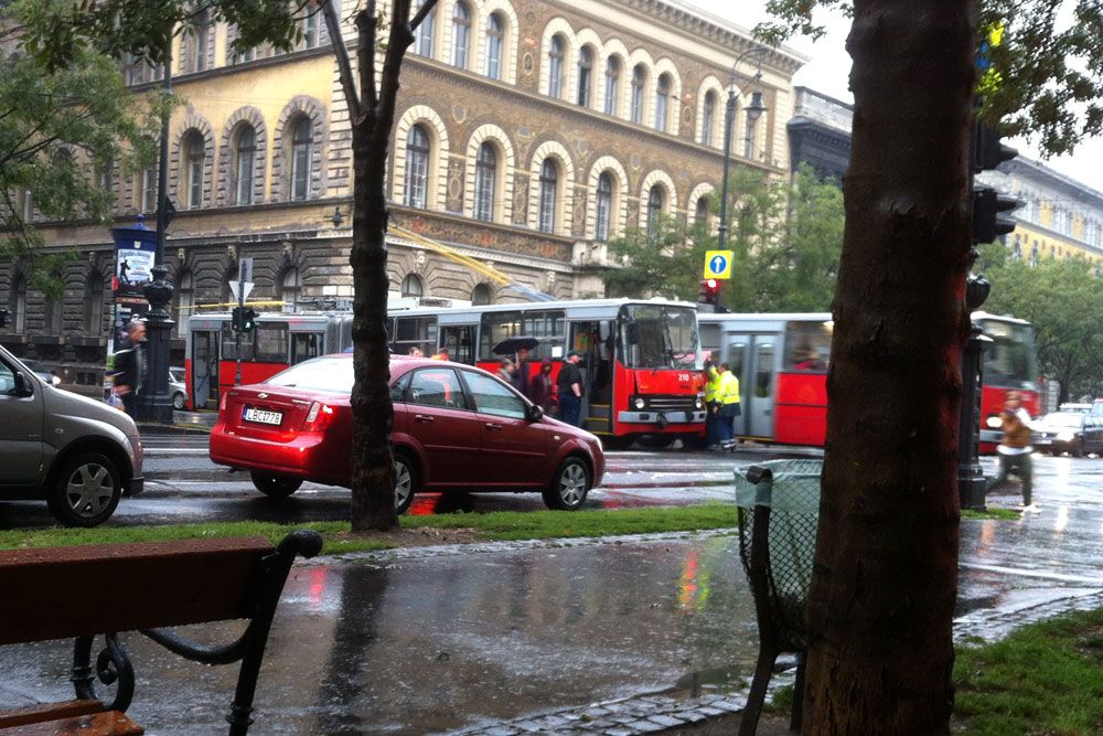 84573_700876_1000x700.jpg | Vezess | Vezess Trolibusz ütközött kisteherautóval Budapest hatodik kerületében, az Andrássy út és az Izabella utca kereszteződésében.