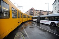 Busz ütközött villamossal Budapesten – fotók 6