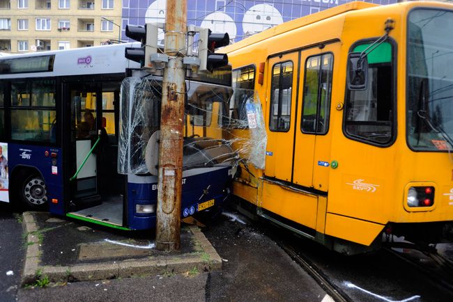 Busz ütközött villamossal Budapesten – fotók 1