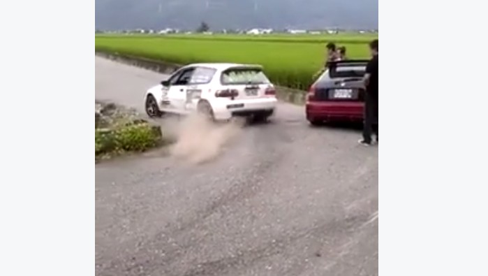 Ez a videó, ahol érdekelni fog, hogy tették tetőre a raliautót