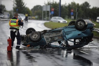 Felborult egy Suzuki a  Ferihegyre vezető úton - fotók