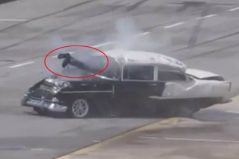 Kilógott a vezető lába a szélvédőn a baleset után