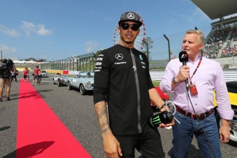 F1: Nem fért fel Hamilton DJ-pultja a magánrepülőre