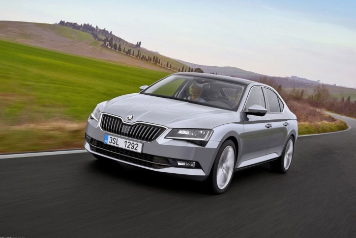 Világító szempillát villantott a luxus-Škoda 6 SK 481 az ötajtós limuzin, SK 482 a Superb Combi gyári kódja. A 4 a projekt neve, a középső szám a generációt jelöli, ami a B8-as Passat miatt 8, utána a karosszériaváltozat jele. Az SK pedig a Škoda
