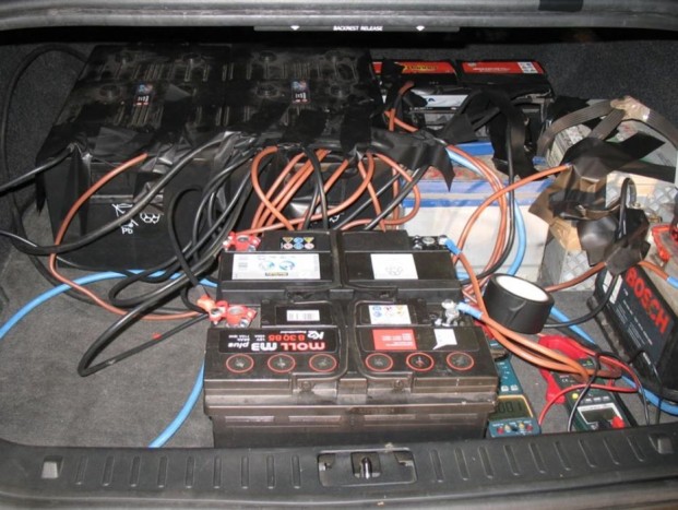 Úgy néz ki a végeredmény, mint egy kortárs műalkotás. Végül a halom akku összekötve.  Az akkukat természetesen még ki is kellett támasztani, hogy ne mozduljanak el, mert egy esetleges zárlat olyan áramokat indítana el, hogy nincs kábel, ami el ne olvadna. Tüzet meg nem akartunk csinálni.