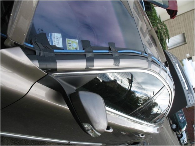  A kábel már behúzva a motortérbe. A szigetelő szalagot nem kímélve ragasztottuk minden hova.