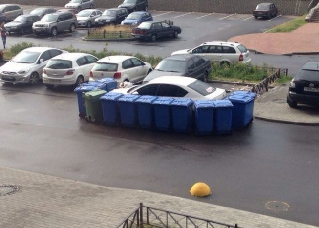 Kukások álltak bosszút a tilosban parkolón 5 Kukások álltak bosszút a tilosban parkolón 5