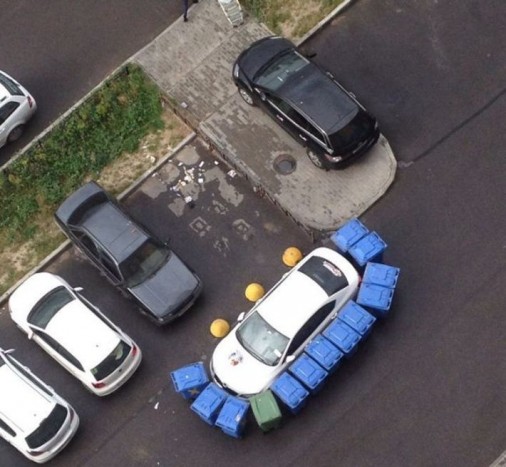 Kukások álltak bosszút a tilosban parkolón 4 Kukások álltak bosszút a tilosban parkolón 4
