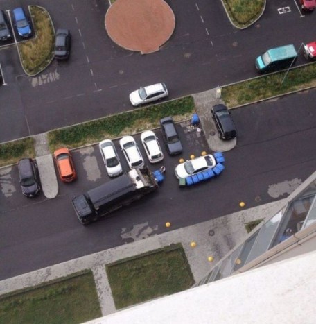 Kukások álltak bosszút a tilosban parkolón 3 Kukások álltak bosszút a tilosban parkolón 3