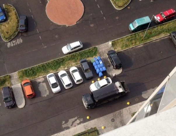 Kukások álltak bosszút a tilosban parkolón 2 Kukások álltak bosszút a tilosban parkolón 2