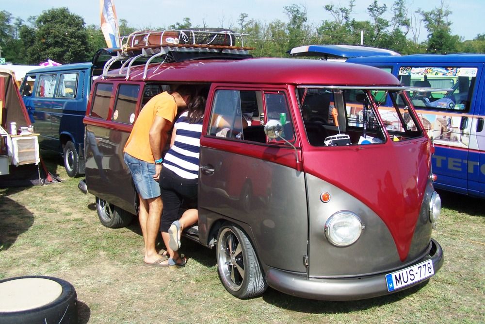 A Volkswagen 1950-1967 között gyártotta a legendás T1-est, mely megalapozta a modell sikerét.