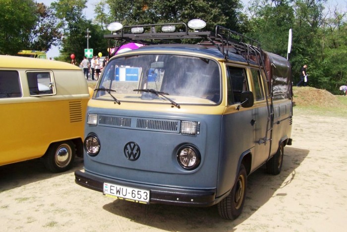Gyönyörködj koros Transporterekben! 9 | Vezess Ez a T2-es ponyvás platós raktérrel rendelkezik, tetején pedig tetőcsomagtartó is van.