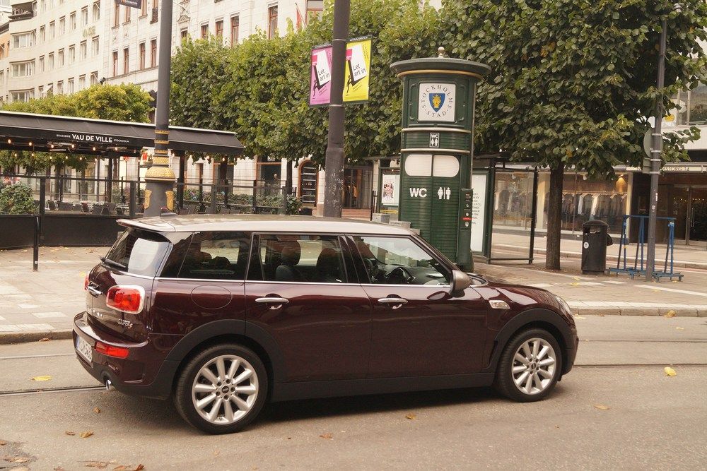 Mini Clubman egy gyönyörű stockholmi nyilvános illemhely előtt