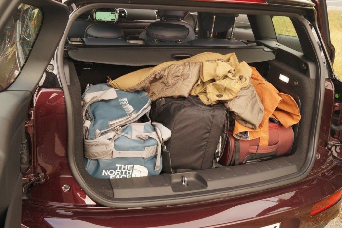 Vezettük: Mini Clubman – 2016 13 | Vezess Három férfi kabinpoggyásza meg két dzseki azért nagyon kitölti azt a 360 litert