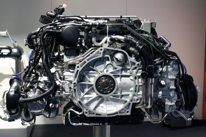 Porsche 911 991 II: már a Porschében is a fogyasztás a fontos 3 Kedvező tömegközéppontot biztosít a boxermotor, mert a hengerfej nem a tetején van, mint a soros és a V motoroknál, hanem oldalt