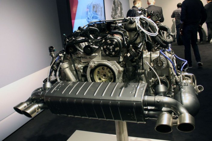 Porsche 911 991 II: már a Porschében is a fogyasztás a fontos 10 7500 a maximális fordulatszám percenként, az eddigi 7800 más szelepmozgatást igényelt volna. Háromféle kipufogó van, létezik ennél sportosabb is, egymáshoz közel ülő végekkel, mint az első Audi TT-n