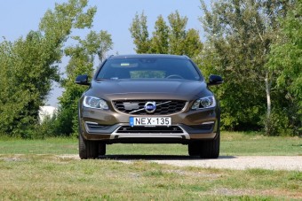 Teszt: Volvo V60 D4 AWD Cross Country