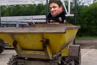 Ez várja otthon Lagzi Lajcsit