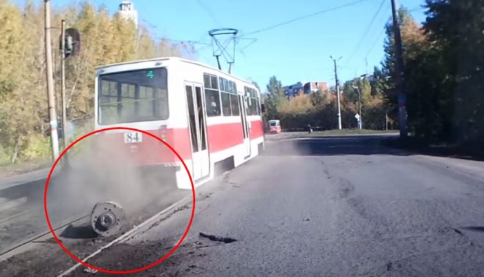 Menet közben esett szét a villamos