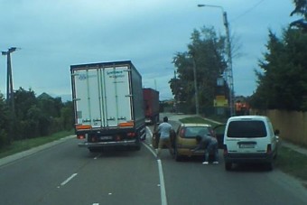 Leszorított egy autót, aztán szúrt a magyar sofőr