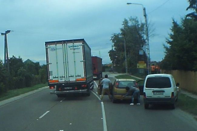 Leszorított egy autót, aztán szúrt a magyar sofőr