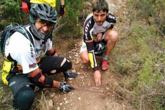 Borzalmas, földbe ásott bringacsapdák, kifeszített szögesdrótok