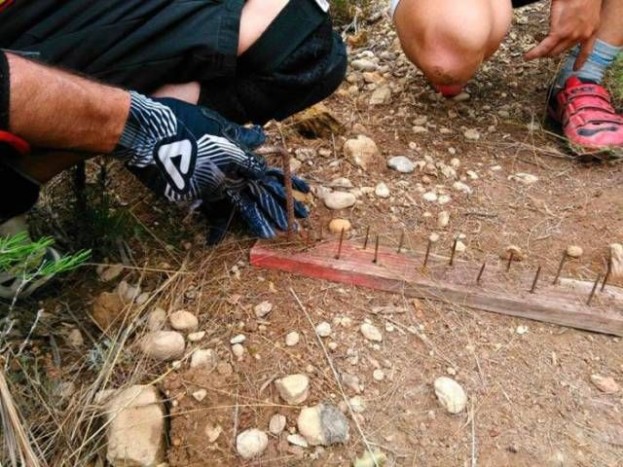 Borzalmas, földbe ásott bringacsapdák, kifeszített szögesdrótok 7 | Vezess Borzalmas, földbe ásott bringacsapdák, kifeszített szögesdrótok 7