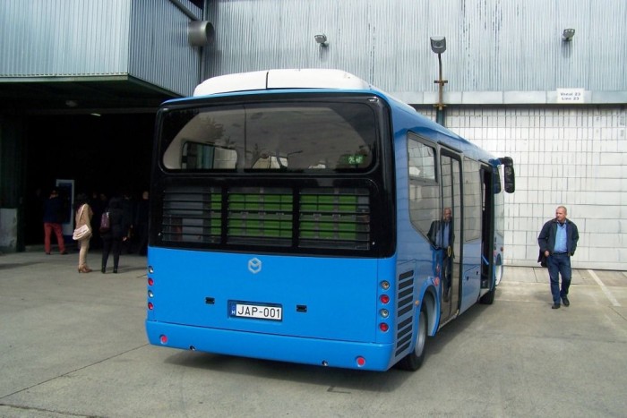 Kompozit buszokkal a világ minden tájára 3 A BKK-specifikációk alapján elkészített elektromos midibusz, mely a Modulo Medio fantázia nevet viseli.