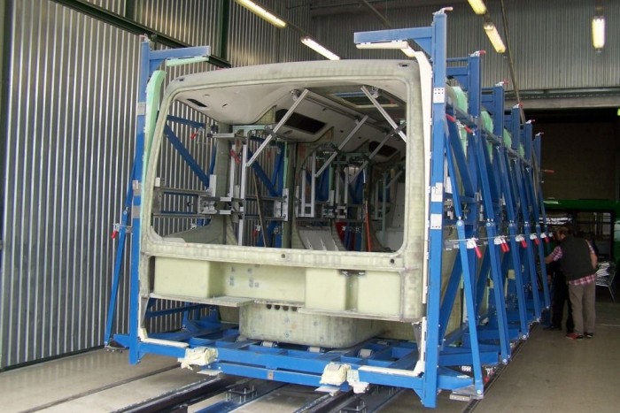 Éppen összeragasztják a karosszériát. A kompozit karosszéria elkészítése nem kerül többe 1,5 óránál. 