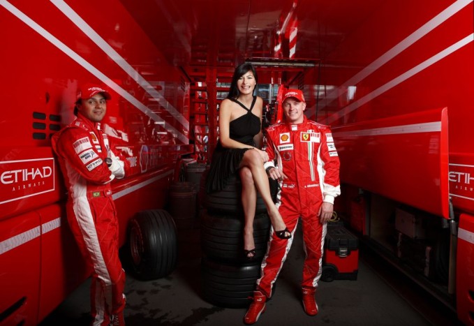 36 fotóval ünnepeljük a ma tutira másnapos Räikkönent 11 Kimi Räikkönen és Felipe Massa pózol a tévés műsorvezetővel Ilaria D'Amicóval. A csinos hölgy társaságában azért a jégember is felolvadt, őszintén mosolyog a kamerába.