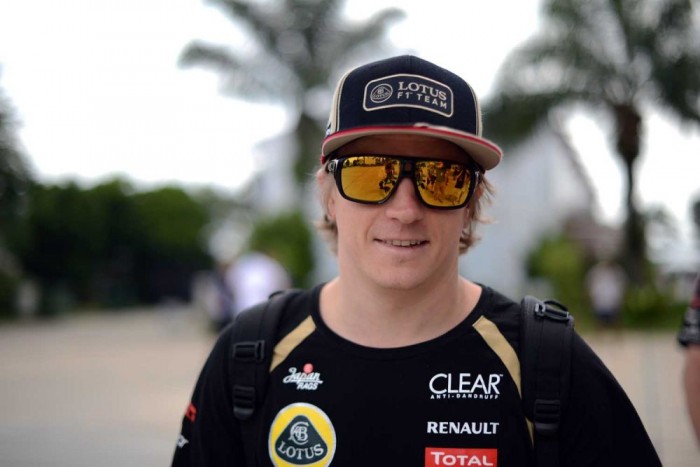 36 fotóval ünnepeljük a ma tutira másnapos Räikkönent 20 Az utóbbi évek egyik legjobb sztorija Räikkönen 2012-es visszatérése a Lotus csapat színeiben. Már kezdettől fogva pontokért küzdött, és második évét egyből futamgyőzelemmel nyitotta.
Sok érdekes, emlékezetes pillanatot szült az együttműködés, ami végül anyagi problémák, a fizetés késése miatt botránnyal ért véget.