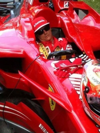 36 fotóval ünnepeljük a ma tutira másnapos Räikkönent 25 | Vezess Igen, Kimi mindenhol tud aludni, akár a Ferrari volánja mögött is.