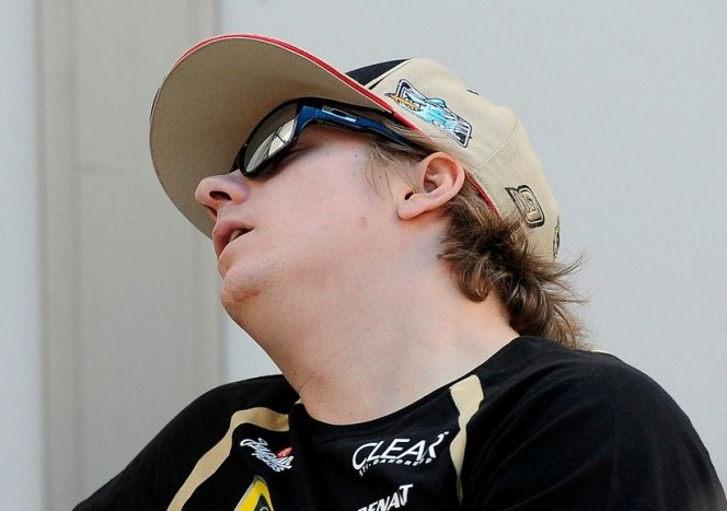 36 fotóval ünnepeljük a ma tutira másnapos Räikkönent 26 | Vezess Mondtuk már, hogy Kimi bárhol képes aludni?