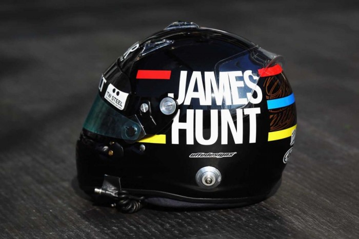 36 fotóval ünnepeljük a ma tutira másnapos Räikkönent 32 Példaképe az angol pilóta James Hunt, aki sosem vetette meg a nőket, a bulikat, és a tudatmódosító szereket, mégis szerzett egy világbajnoki címet. Monacóban sisakjával tisztelgett idolja előtt.