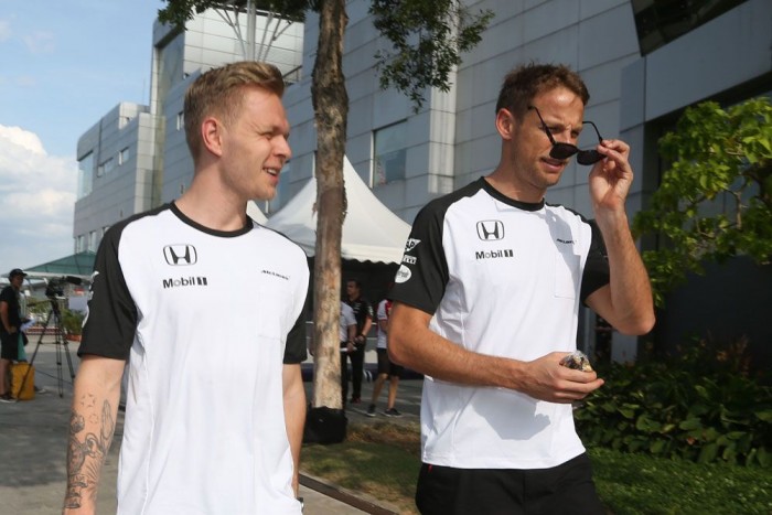 F1: Button kerítőnek állt 6