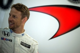 F1: Button kerítőnek állt