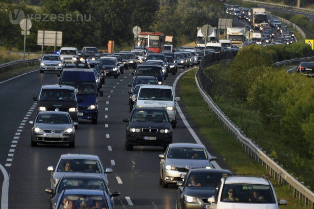 Áll a sor, egész nap dugó lesz az M1-esen 1